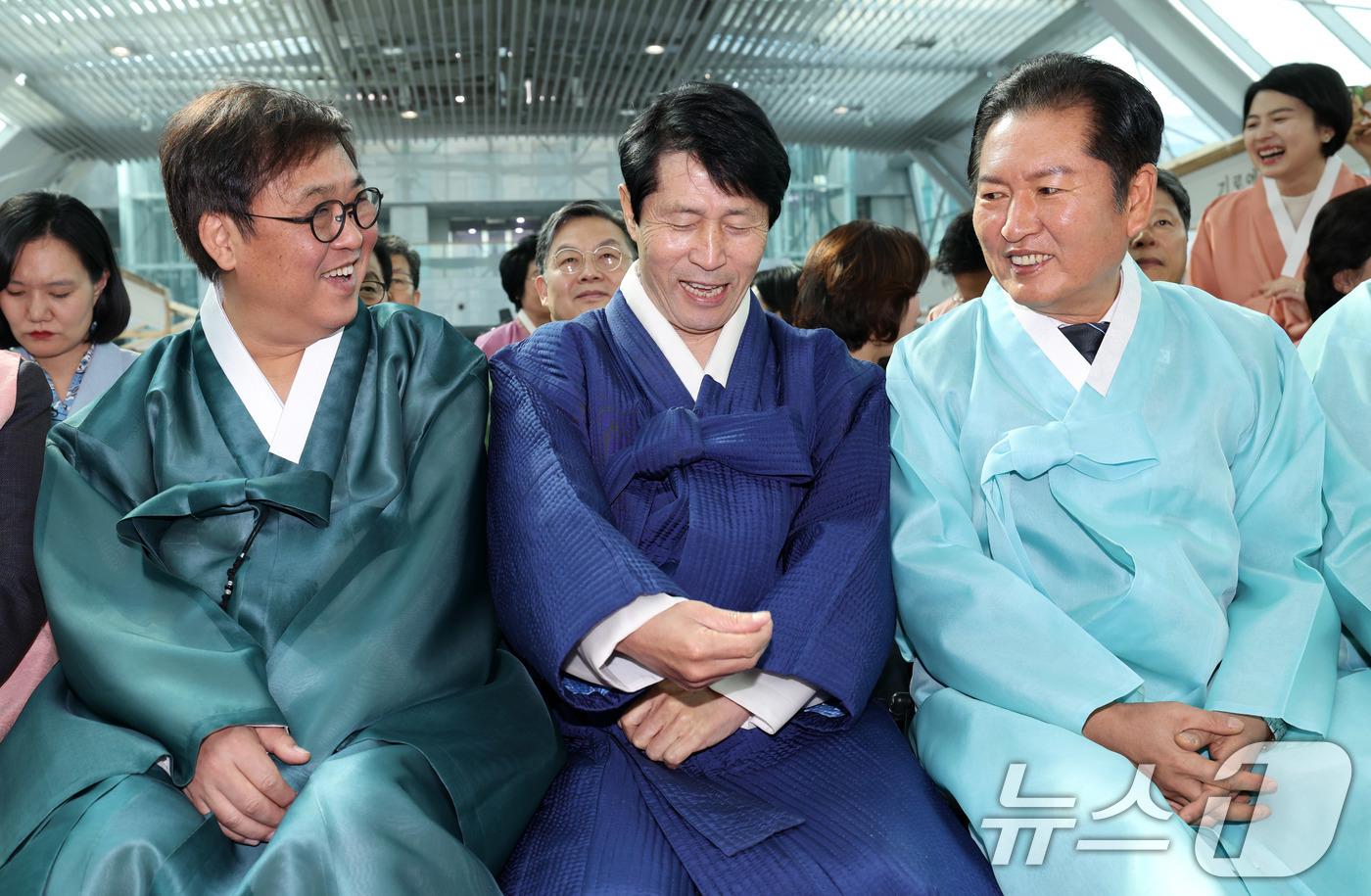 (서울=뉴스1) = 최휘영 문화체육관광부 장관이 20일 서울 영등포구 국회의원회관에서 열린 한복문화주간 '찾아가는 한복상점, 국회 홍보관' 개막식에서 정청래 더불어민주당 대표, 이 …