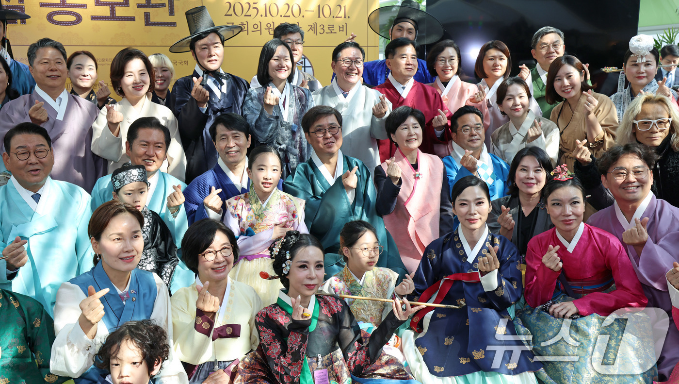 (서울=뉴스1) = 최휘영 문화체육관광부 장관이 20일 서울 영등포구 국회의원회관에서 열린 한복문화주간 '찾아가는 한복상점, 국회 홍보관' 개막식에서 기념촬영을 하고 있다. (문화 …