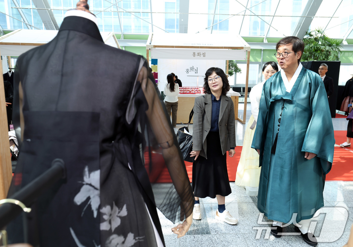 (서울=뉴스1) = 최휘영 문화체육관광부 장관이 20일 서울 영등포구 국회의원회관에서 열린 한복문화주간 '찾아가는 한복상점, 국회 홍보관' 개막식을 마치고 홍보관을 둘러보고 있다. …