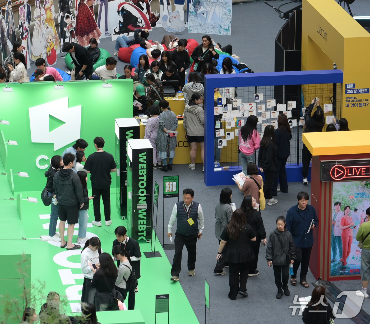 본문 이미지 - 20일 서울 송파구 롯데월드몰에서 열린 &#39;2025 월드 웹툰 페스티벌&#39;에 네이버웹툰이 &#39;컷츠&#39; 전시 부스를 열었다. 2025.10.20. &#40;네이버웹툰 제공. 재판매 및 DB금지&#41;