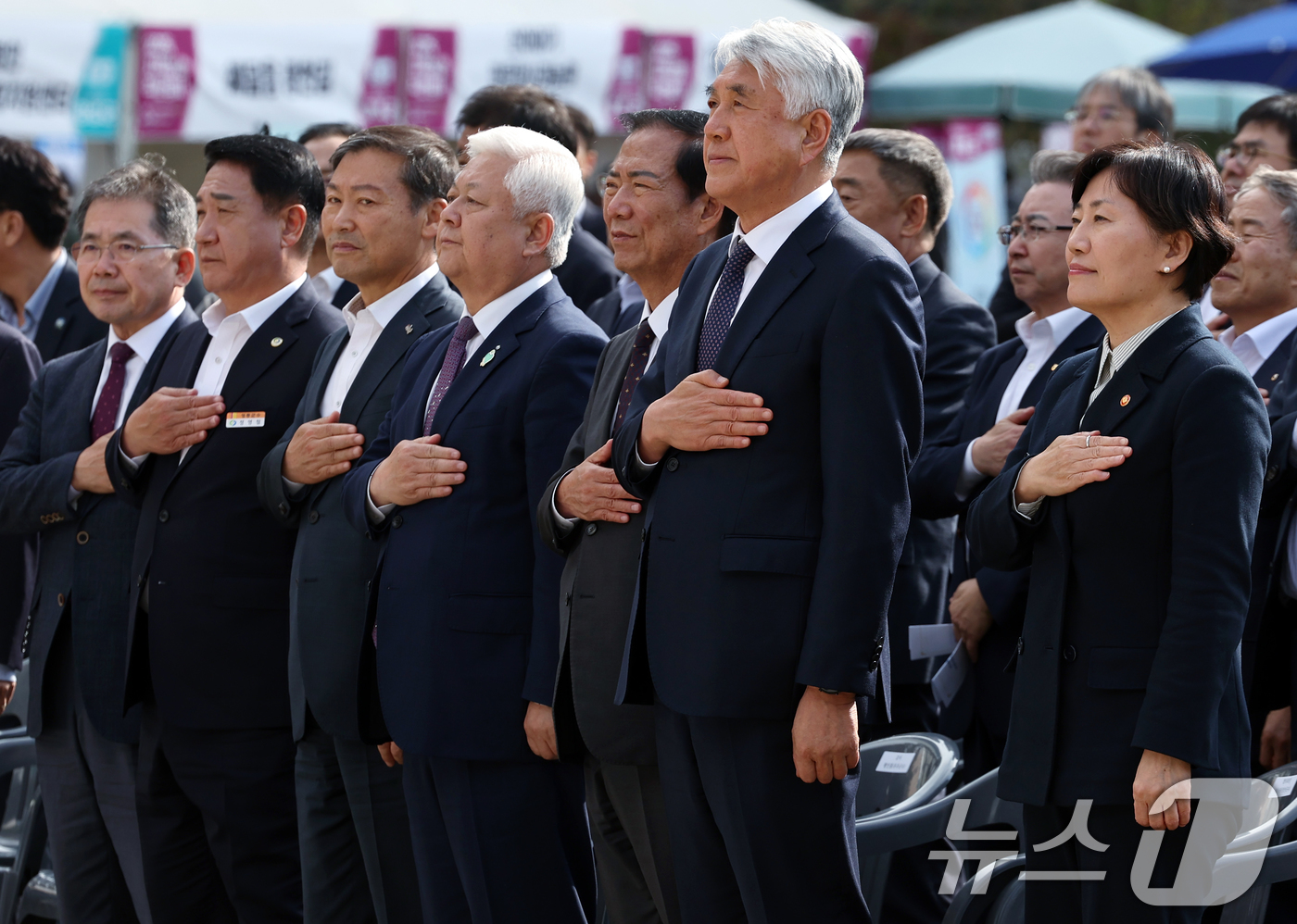 (서울=뉴스1) 박정호 기자 = 송미령 농림축산식품부 장관(오른쪽)이 20일 오후 서울 중구 서울광장에서 전국농어촌지역군수협의회와 NH농협중앙회가 함께한 2025 지역상생 직판행사 …