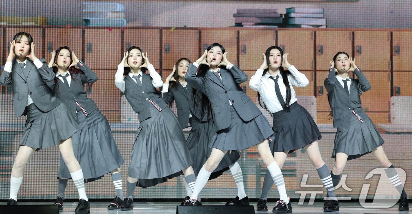 본문 이미지 - 하츠투하츠(Hearts2Hearts)가 20일 서울 용산구 블루스퀘어에서 가진 첫 미니앨범 ‘FOCUS’(포커스)를 발매 쇼케이스에서 타이틀 곡 ‘포커스’를 선보이고 있다. 2025.10.20/뉴스1 ⓒ News1 권현진 기자