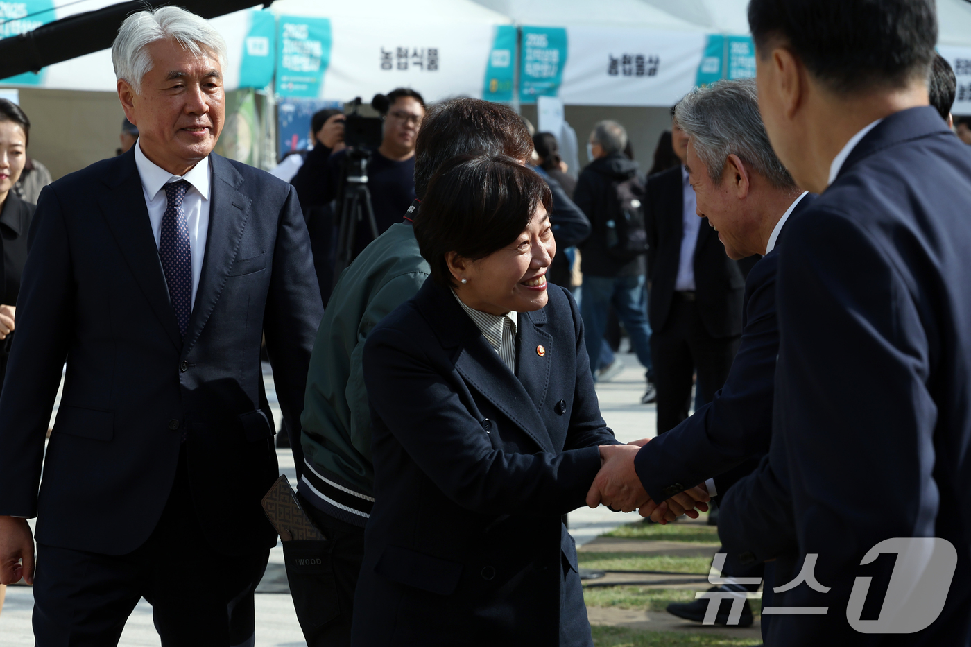 (서울=뉴스1) 박정호 기자 = 송미령 농림축산식품부 장관이 20일 오후 서울 중구 서울광장에서 전국농어촌지역군수협의회와 NH농협중앙회가 함께한 2025 지역상생 직판행사 개막식에 …