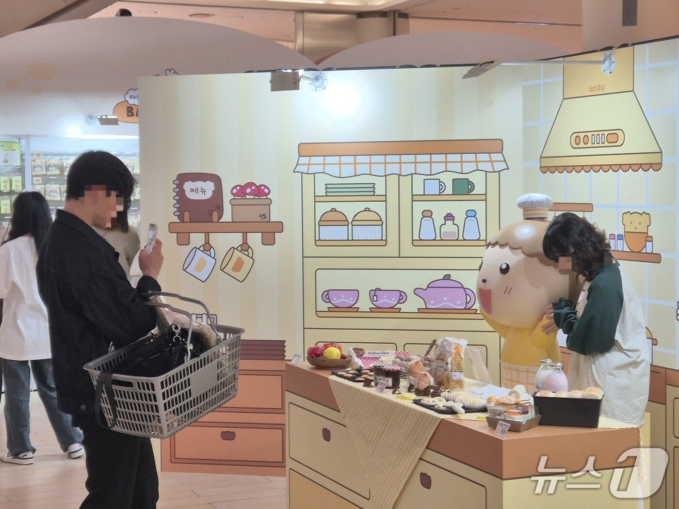 본문 이미지 - 20일 서울 송파구 롯데월드몰에서 열린 &#39;2025 월드 웹툰 페스티벌&#39;에 네이버웹툰이 &#39;마루는 강쥐&#39; 팝업 스토어를 열었다. ⓒ 뉴스1 신은빈 기자
