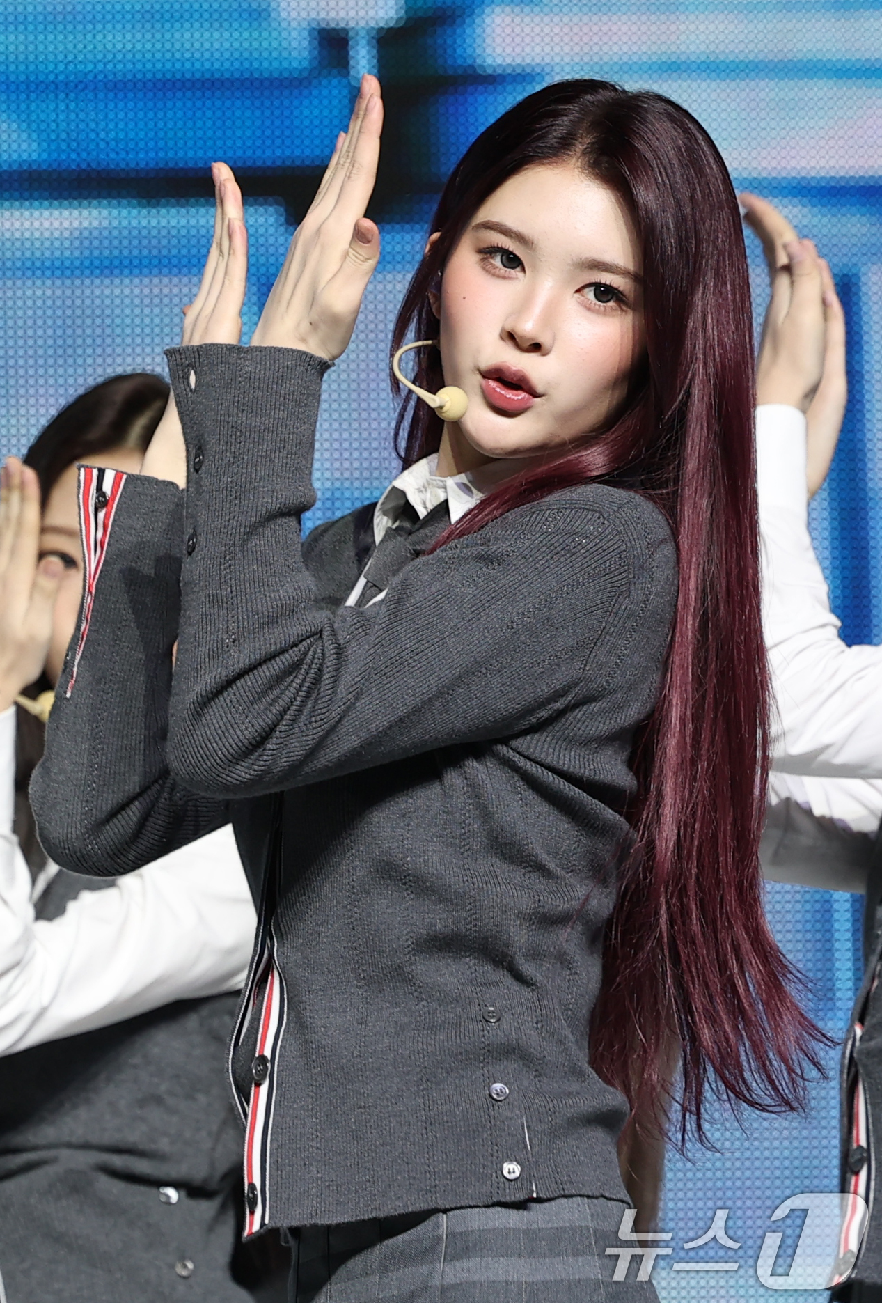 (서울=뉴스1) 권현진 기자 = 하츠투하츠(Hearts2Hearts) 에이나가 20일 서울 용산구 블루스퀘어에서 가진 첫 미니앨범 ‘FOCUS’(포커스)를 발매 쇼케이스에서 타이틀 …