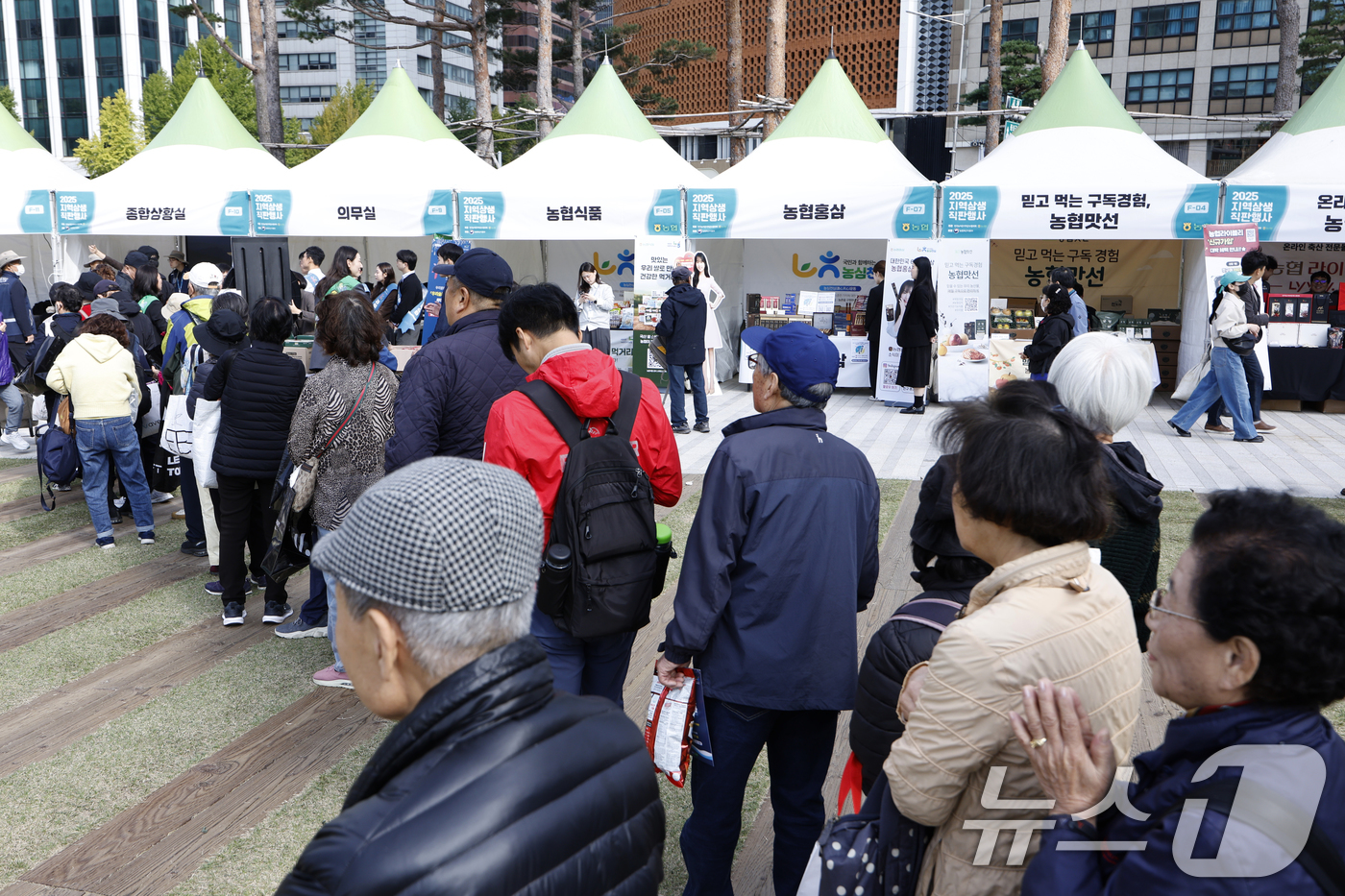 (서울=뉴스1) 박정호 기자 = 20일 오후 서울 중구 서울광장에서 전국농어촌지역군수협의회와 NH농협중앙회가 함께한 2025 지역상생 직판행사를 찾은 시민들이 각 지역 부스에서 물 …