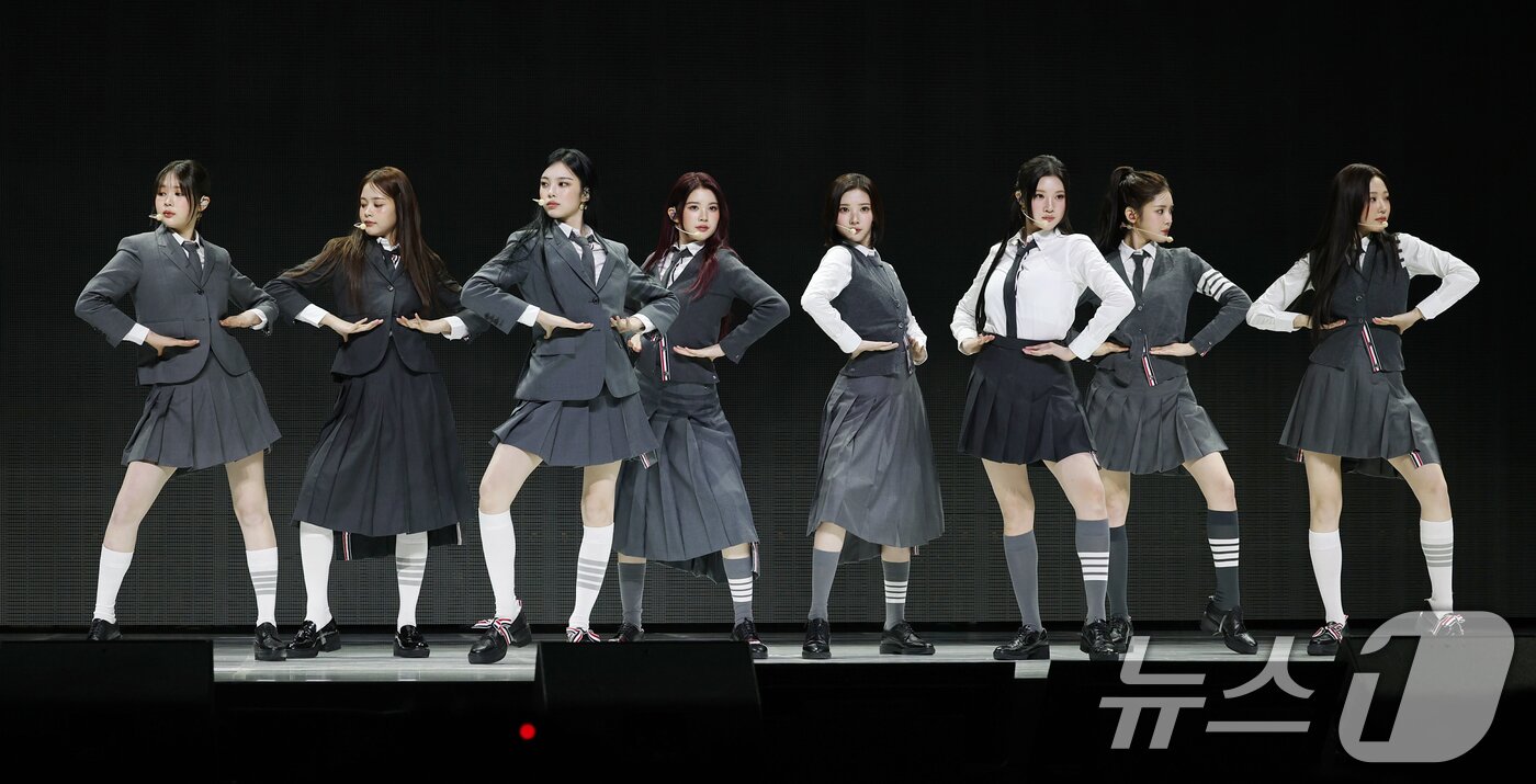 본문 이미지 - 하츠투하츠(Hearts2Hearts)가 20일 서울 용산구 블루스퀘어에서 가진 첫 미니앨범 ‘FOCUS’(포커스)를 발매 쇼케이스에서 타이틀 곡 ‘포커스’를 선보이고 있다. 2025.10.20/뉴스1 ⓒ News1 권현진 기자