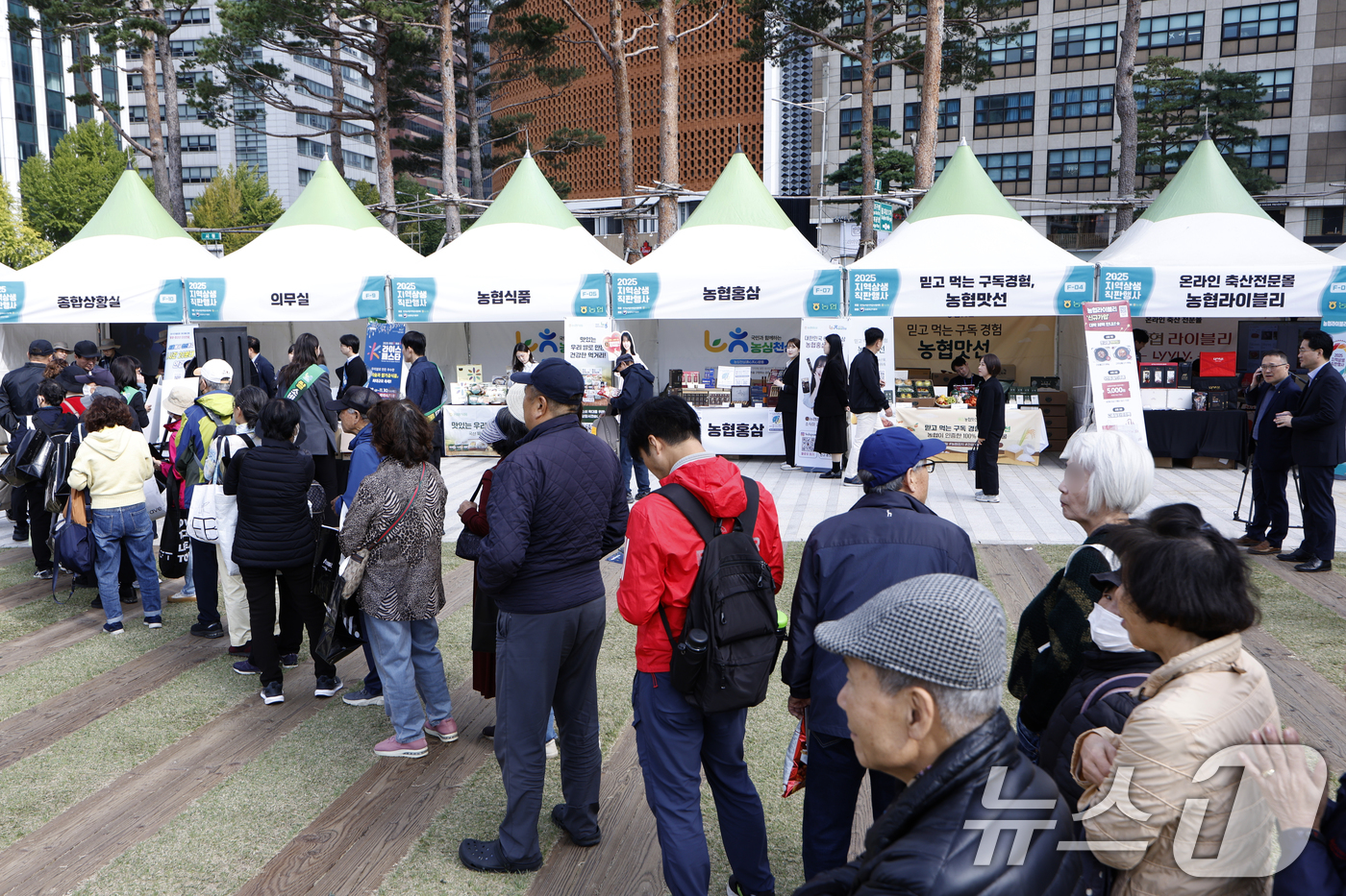 (서울=뉴스1) 박정호 기자 = 20일 오후 서울 중구 서울광장에서 전국농어촌지역군수협의회와 NH농협중앙회가 함께한 2025 지역상생 직판행사를 찾은 시민들이 각 지역 부스에서 물 …