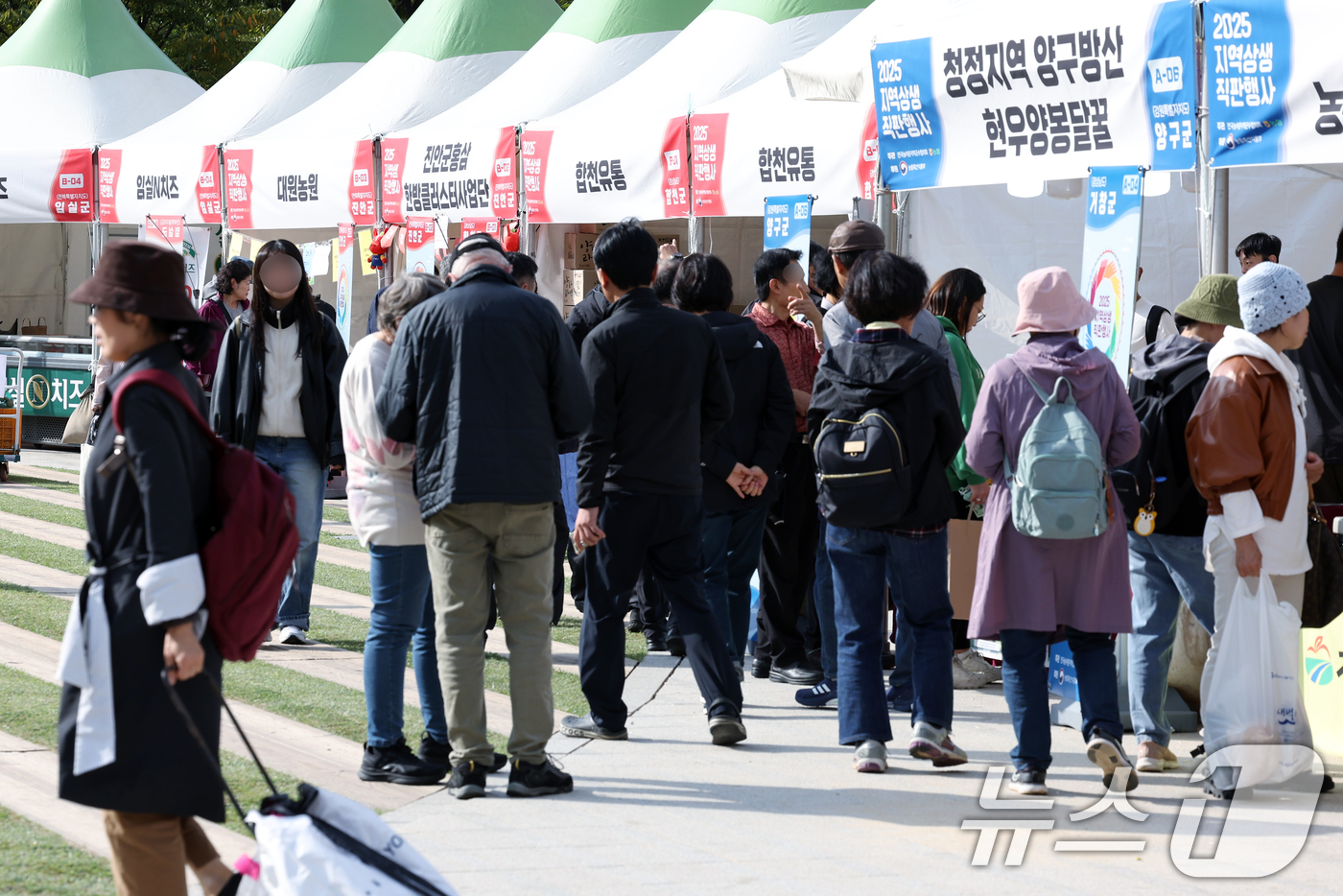 (서울=뉴스1) 박정호 기자 = 20일 오후 서울 중구 서울광장에서 전국농어촌지역군수협의회와 NH농협중앙회가 함께한 2025 지역상생 직판행사를 찾은 시민들이 각 지역 부스에서 물 …