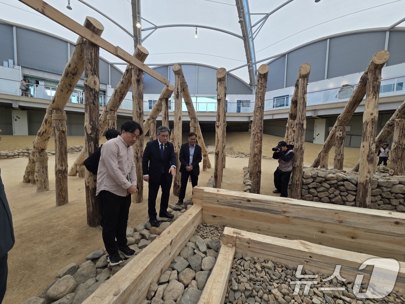 (서울=뉴스1) = 허민 국가유산청장이 20일 경북 경주시 쪽샘유적발굴관을 방문해 '2025 APEC 정상회의' 기간에 맞춰 개최되는 1,550여년 전 신라 공주 무덤 '경주 쪽샘 …