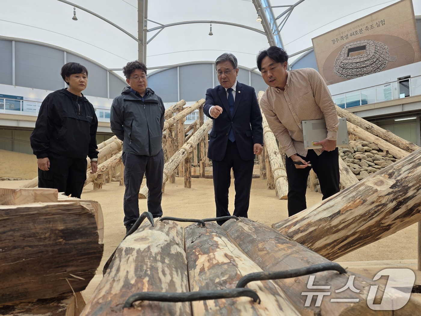 (서울=뉴스1) = 허민 국가유산청장이 20일 경북 경주시 쪽샘유적발굴관을 방문해 '2025 APEC 정상회의' 기간에 맞춰 개최되는 1,550여년 전 신라 공주 무덤 '경주 쪽샘 …