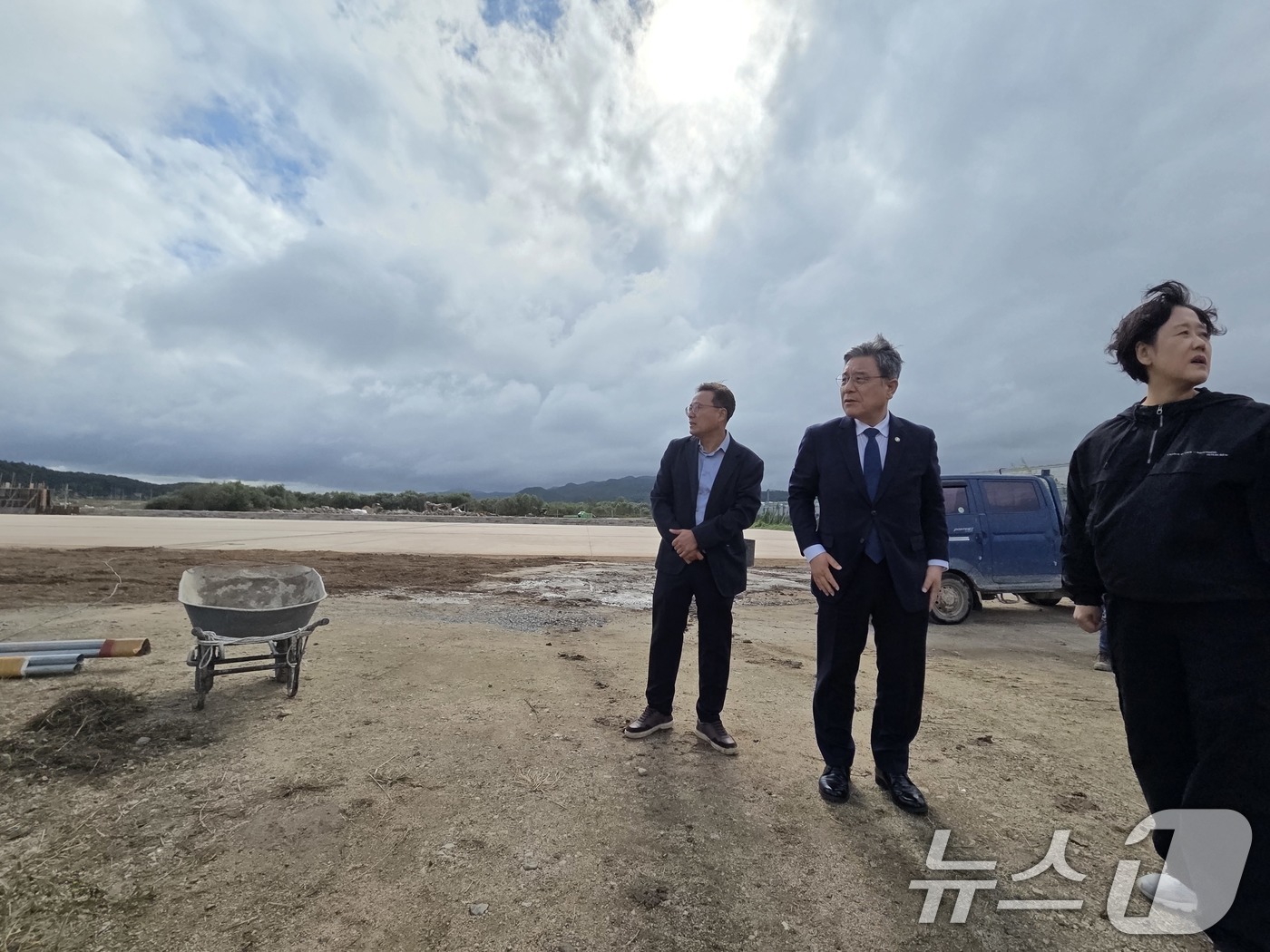 (서울=뉴스1) = 허민 국가유산청장이 20일 경북 경주시 소재의 사정 '경주 황룡사지'를 방문해 남쪽 광장에서 진행 중인 정비공사 현황을 점검하고 있다. (국가유산청 제공. 재판 …