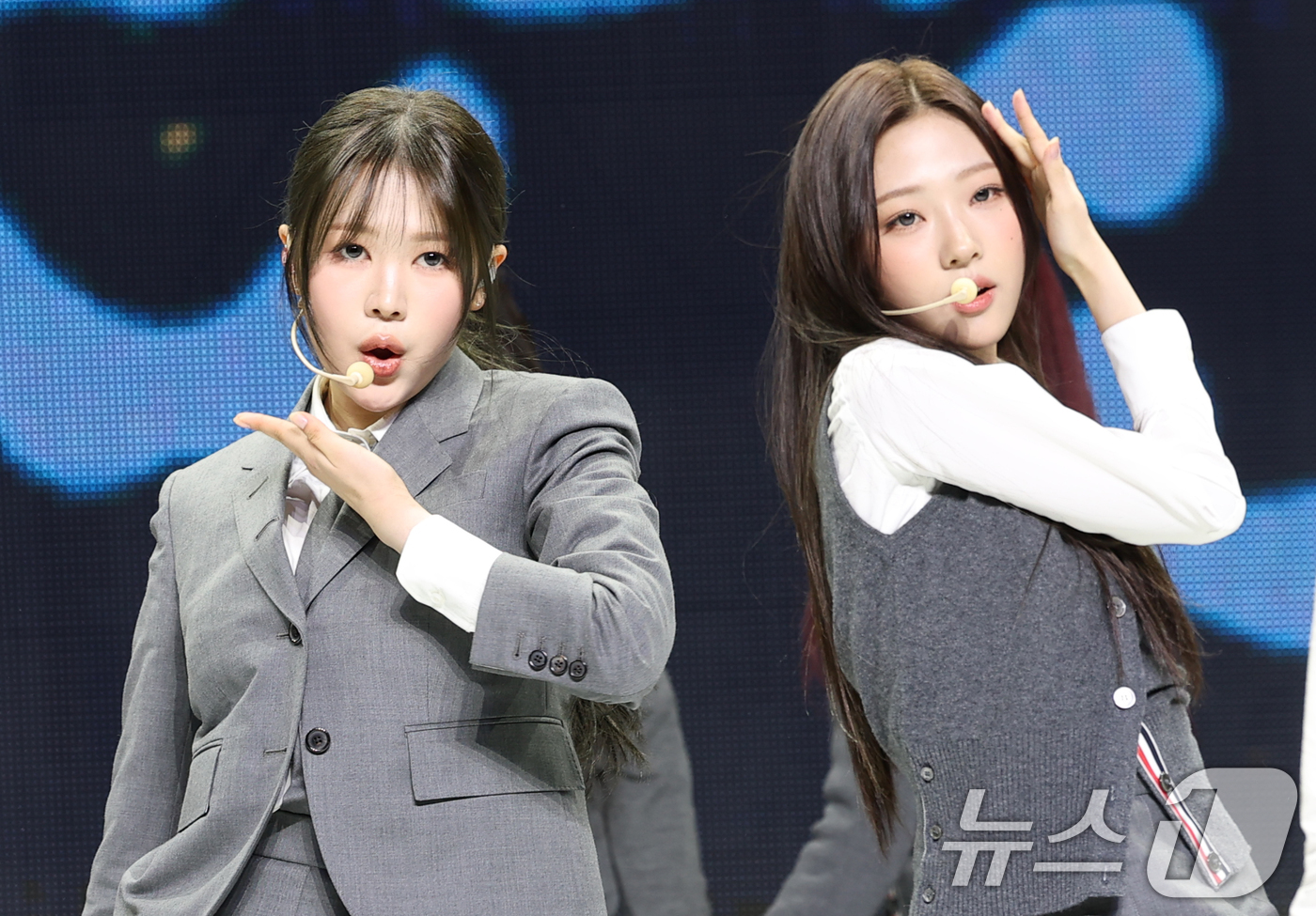 (서울=뉴스1) 권현진 기자 = 하츠투하츠(Hearts2Hearts) 예온과 스텔라(오른쪽)가 20일 서울 용산구 블루스퀘어에서 가진 첫 미니앨범 ‘FOCUS’(포커스)를 발매 쇼 …