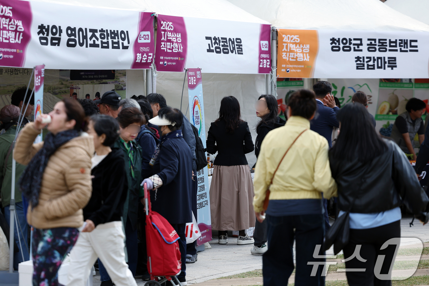 (서울=뉴스1) 박정호 기자 = 20일 오후 서울 중구 서울광장에서 전국농어촌지역군수협의회와 NH농협중앙회가 함께한 2025 지역상생 직판행사를 찾은 시민들이 각 지역 부스에서 물 …