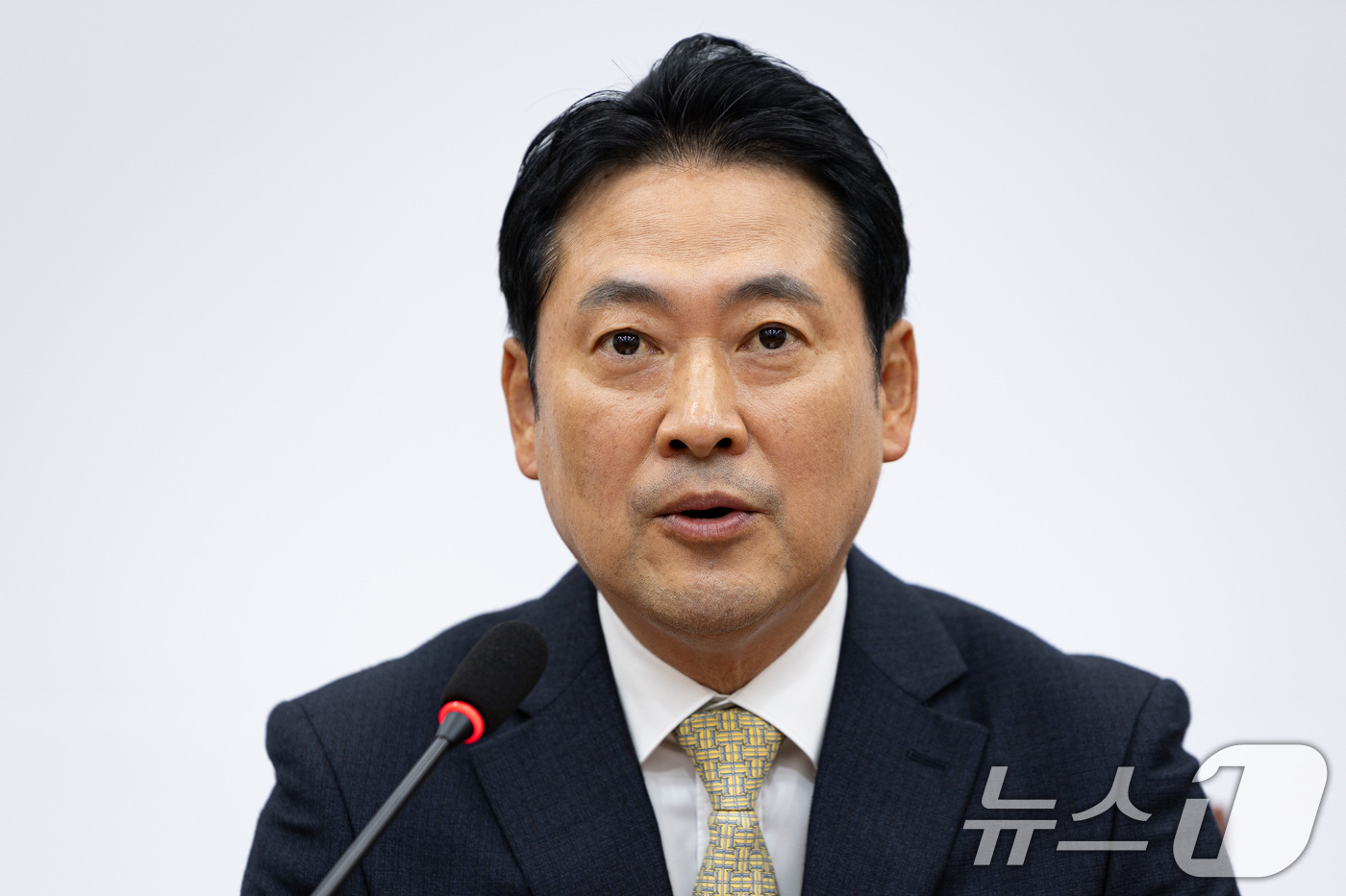 (서울=뉴스1) 유승관 기자 = 장동혁 국민의힘 대표가 20일 서울 여의도 국회에서 열린 현안 기자간담회에서 모두 발언을 하고 있다. 2025.10.20/뉴스1