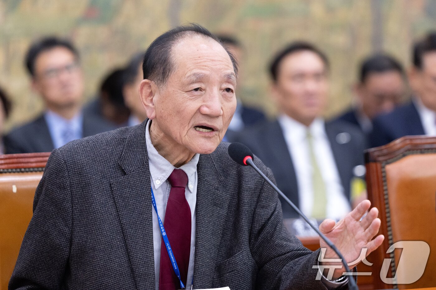 본문 이미지 - 김효재 한국언론진흥재단 이사장이 20일 서울 여의도 국회에서 열린 문화체육관광위원회 사행산업통합감독위원회 등에 대한 국정감사에 출석해 의원 질의에 답변하고 있다. 2025.10.20/뉴스1 ⓒ News1 이승배 기자