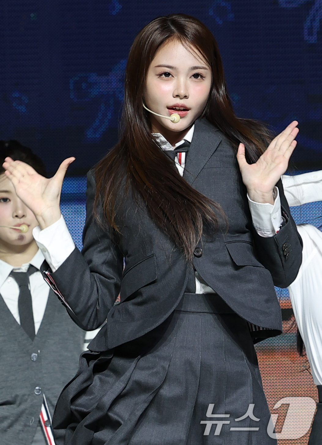 (서울=뉴스1) 권현진 기자 = 하츠투하츠(Hearts2Hearts) 카르멘이 20일 서울 용산구 블루스퀘어에서 가진 첫 미니앨범 ‘FOCUS’(포커스)를 발매 쇼케이스에서 타이틀 …