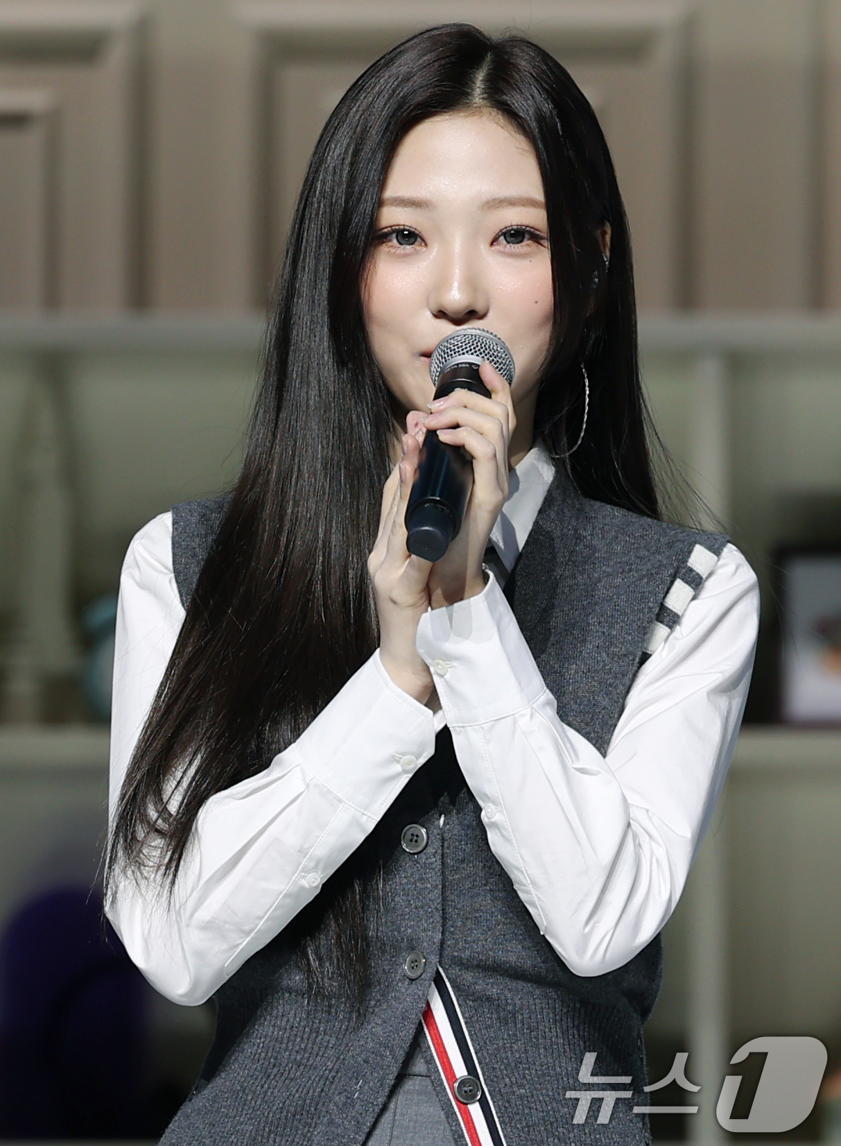 (서울=뉴스1) 권현진 기자 = 하츠투하츠(Hearts2Hearts) 스텔라가 20일 서울 용산구 블루스퀘어에서 가진 첫 미니앨범 ‘FOCUS’(포커스)를 발매 쇼케이스에서 인사말 …