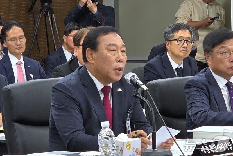 본문 이미지 - 국정감사에서 대답하는 최민호 세종시장. / 뉴스1 