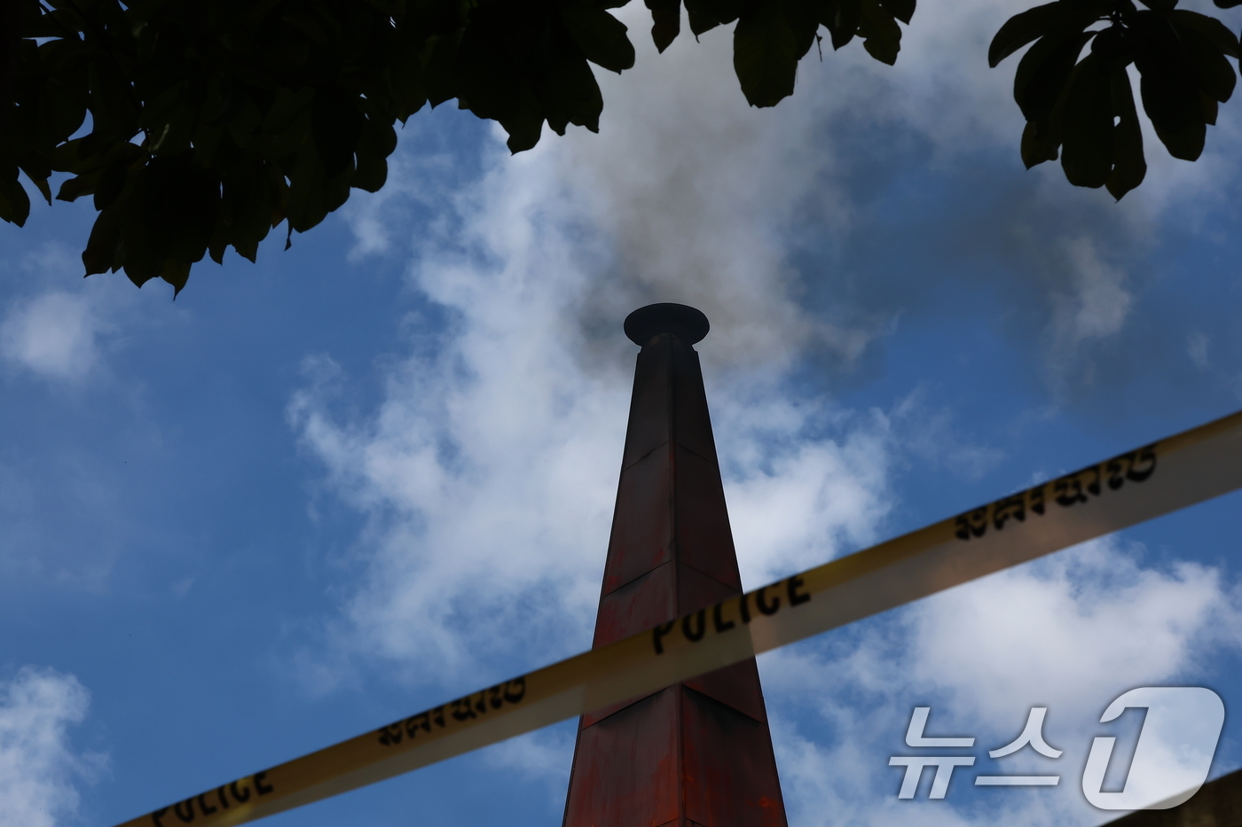 (프놈펜(캄보디아)=뉴스1) 김도우 기자 = 20일(현지시간) 캄보디아 프놈펜 턱틀라사원에서 지난 8월 보코산 지역의 온라인스캠범죄단지에 감금돼 고문 끝에 숨진 대학생 박모씨의 화 …