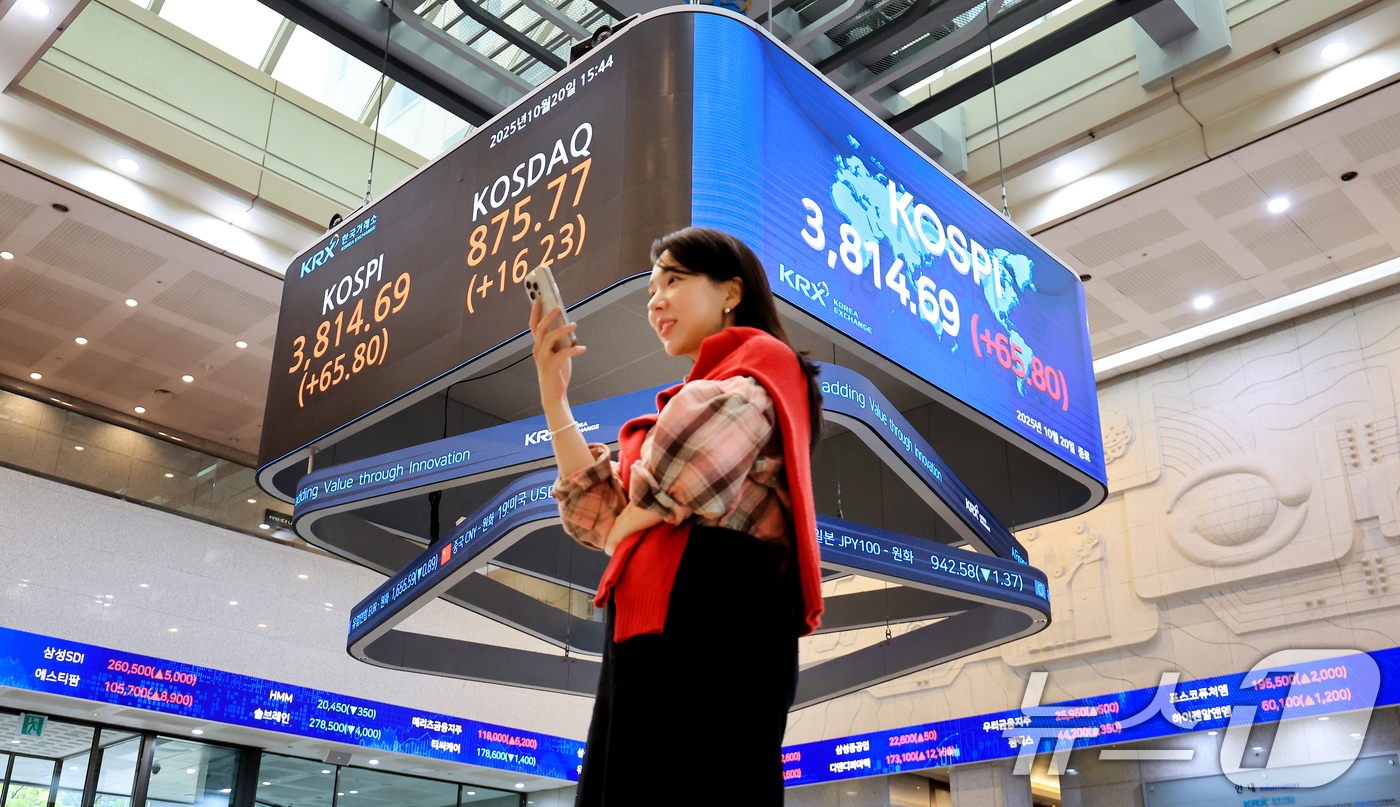 (서울=뉴스1) 이호윤 기자 = 코스피가 사상 처음으로 3810선으로 상승 마감한 20일 오후 서울 영등포구 여의도 여의도 한국거래소 모니터에 종가가 표시되고 있다. 이날 코스피는 …