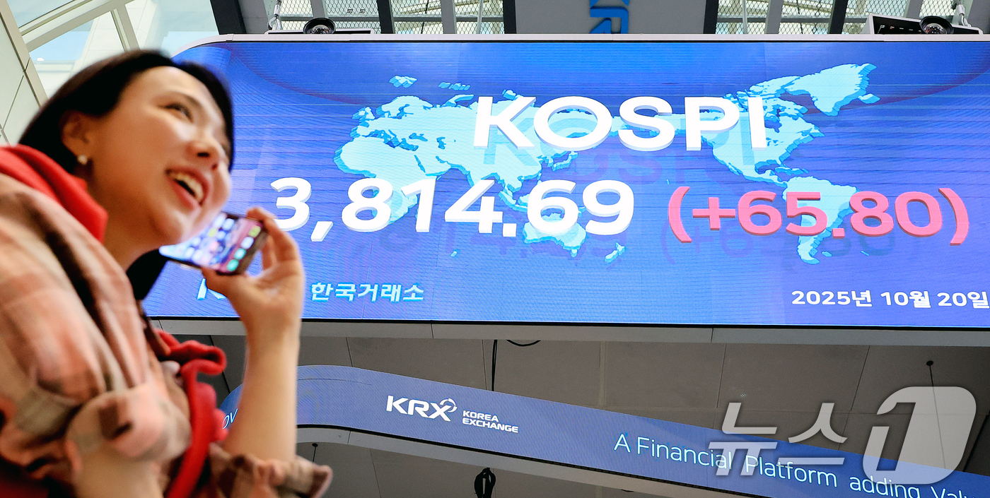 (서울=뉴스1) 이호윤 기자 = 코스피가 사상 처음으로 3810선으로 상승 마감한 20일 오후 서울 영등포구 여의도 여의도 한국거래소 모니터에 종가가 표시되고 있다. 이날 코스피는 …