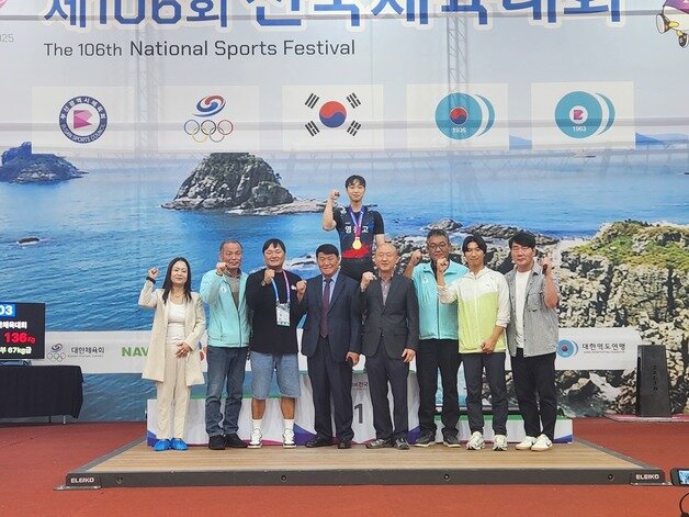 본문 이미지 - 충북 영동고등학교 장시원이 전국체전 역도경기 남고부 -61㎏ 인상 종목에서 금메달을 차지했다.&#40;충북교육청 제공. 재판매 및 DB금지&#41;/뉴스1