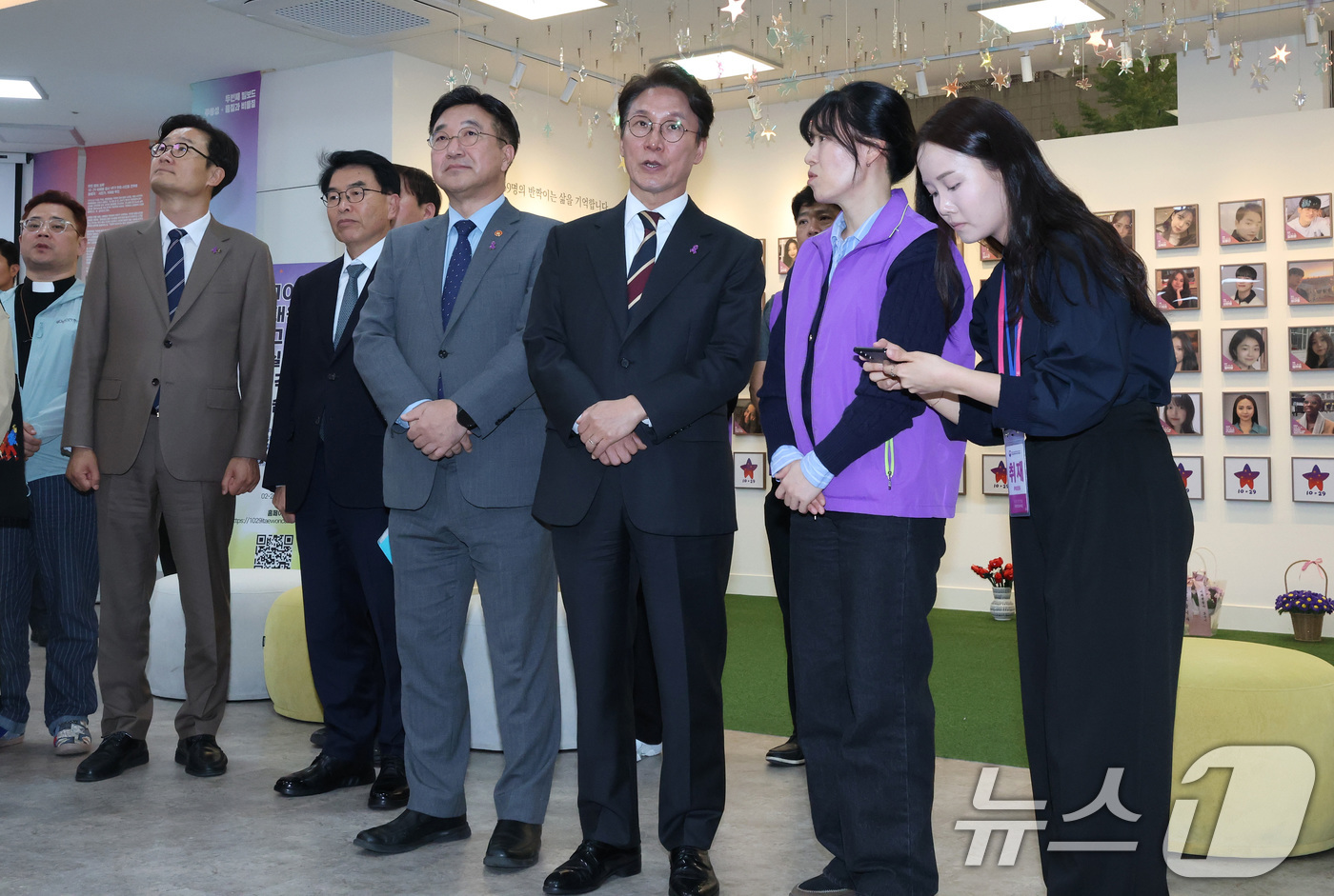 (서울=뉴스1) 임세영 기자 = 김민석 국무총리가 20일 오후 서울 종로구 적선현대빌딩에 마련된 이태원 참사 추모공간 '별들의 집'을 방문하고 있다. 2025.10.20/뉴스1