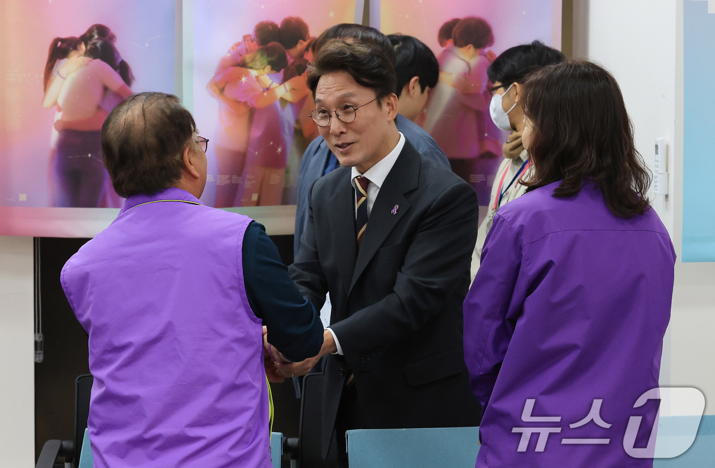 (서울=뉴스1) 임세영 기자 = 김민석 국무총리가 20일 오후 서울 종로구 적선현대빌딩에 마련된 이태원 참사 추모공간 '별들의 집'을 방문, 유가족과 인사를 나누고 있다. 2025 …