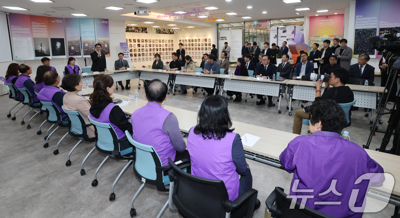 (서울=뉴스1) 임세영 기자 = 김민석 국무총리가 20일 오후 서울 종로구 적선현대빌딩에 마련된 이태원 참사 추모공간 '별들의 집'을 방문, 유가족 면담을 하고 있다. 2025.1 …