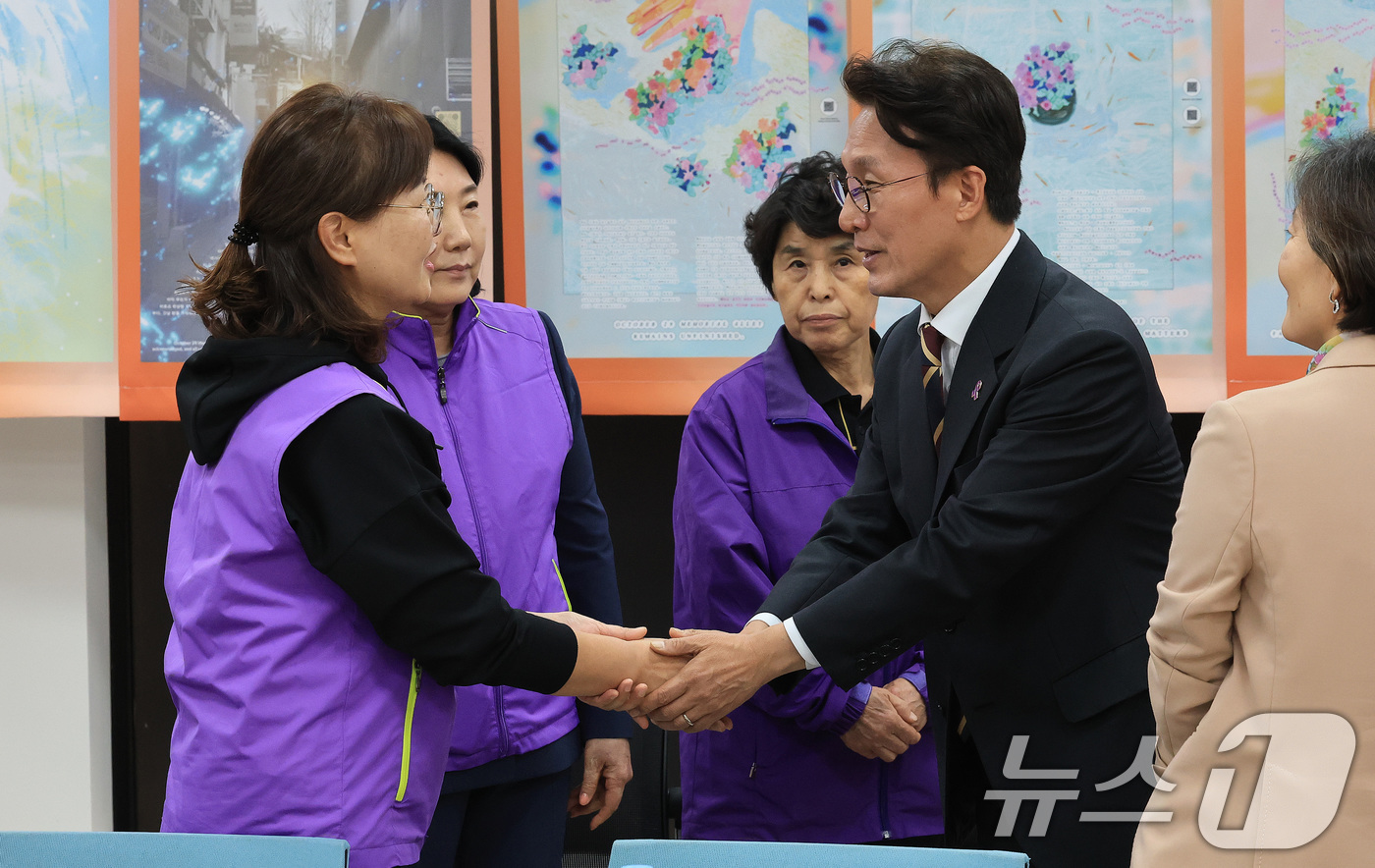 (서울=뉴스1) 임세영 기자 = 김민석 국무총리가 20일 오후 서울 종로구 적선현대빌딩에 마련된 이태원 참사 추모공간 '별들의 집'을 방문, 유가족과 인사를 나누고 있다. 2025 …