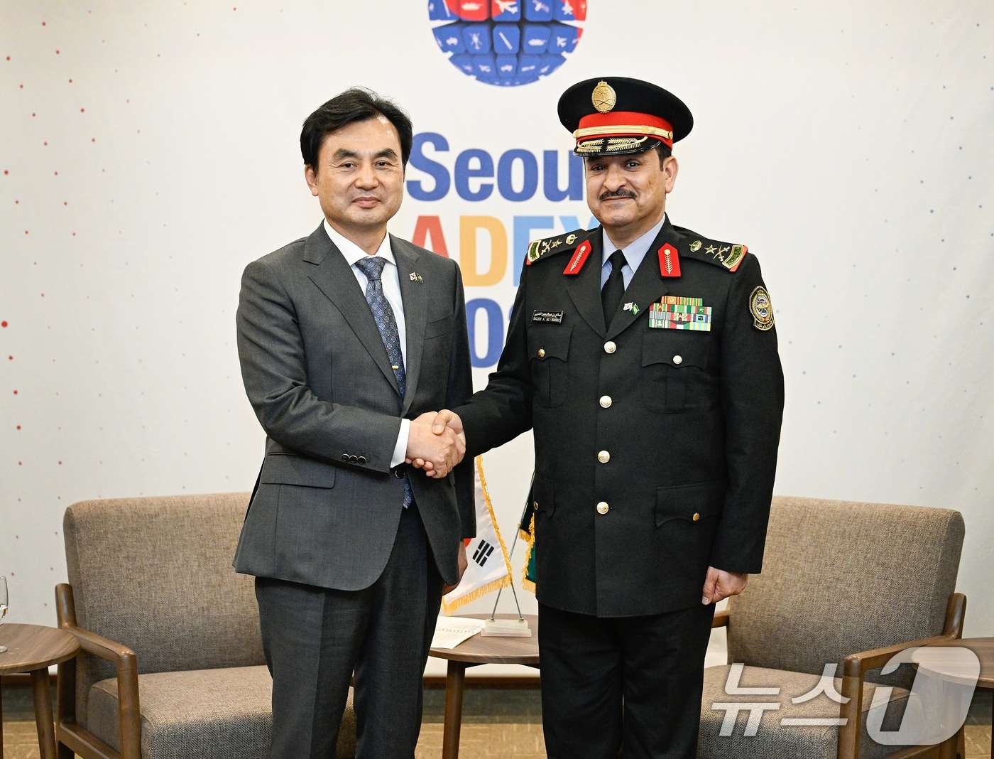 (서울=뉴스1) = 안규백 국방부 장관이 20일 경기 고양시 킨텍스에서 살레 빈 압둘라함 알 하르비 사우디 국가방위군 총장과 기념 촬영을 하고 있다. (국방부 제공. 재판매 및 D …