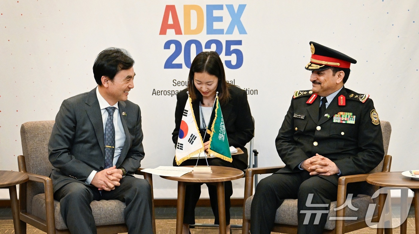 (서울=뉴스1) = 안규백 국방부 장관이 20일 경기 고양시 킨텍스에서 살레 빈 압둘라함 알 하르비 사우디 국가방위군 총장과 양자회담을 나누고 있다. (국방부 제공. 재판매 및 D …