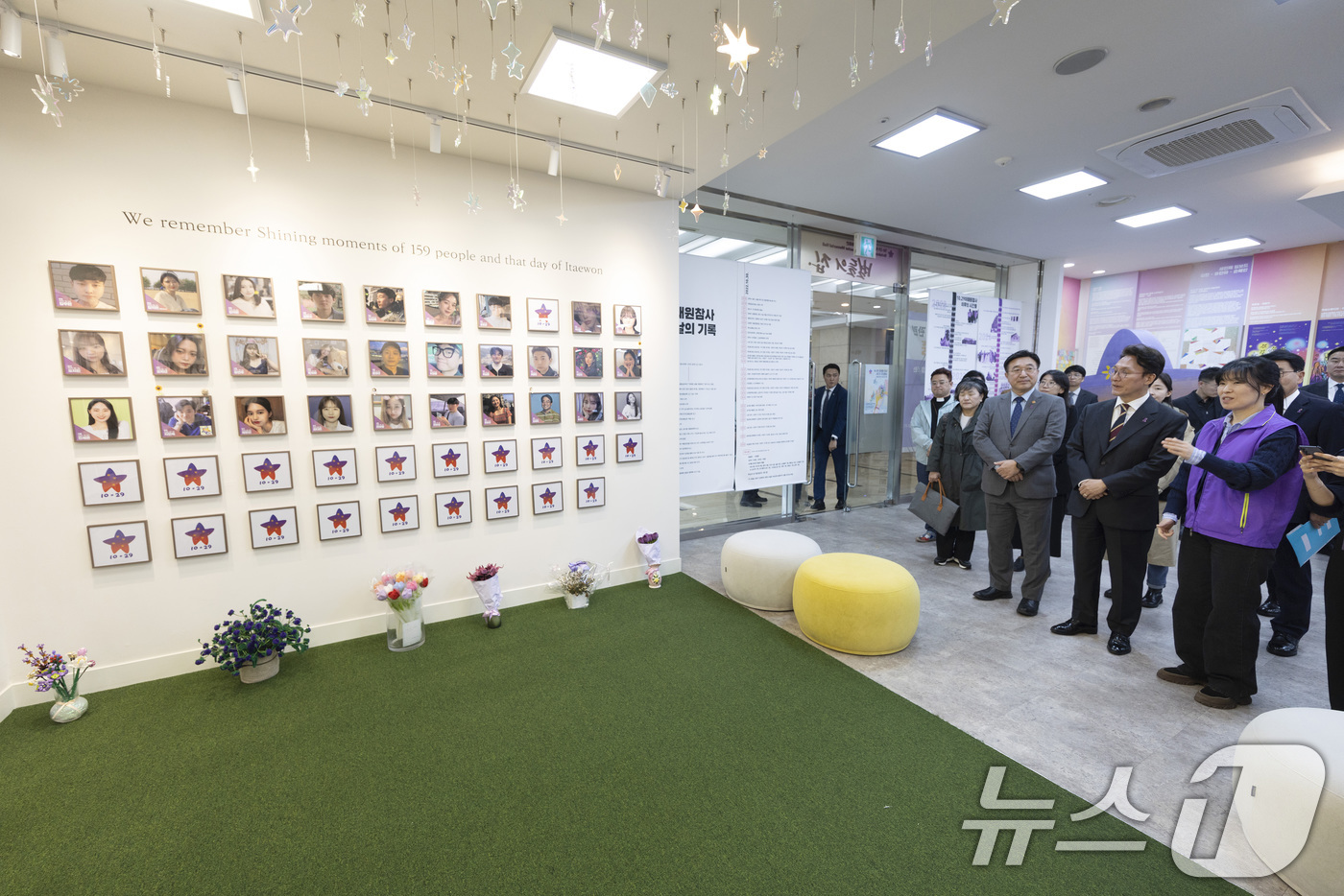 (서울=뉴스1) 청사사진기자단 = 김민석 국무총리(오른쪽 가운데)가 윤호중 행정안전부 장관과 함께 20일 오후 이태원 참사 3주기를 앞두고 서울 종로구 적선현대빌딩에 있는 ‘별들의 …