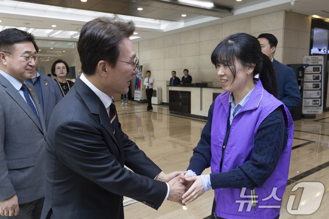 (서울=뉴스1) 청사사진기자단 = 김민석 국무총리가 20일 오후 이태원 참사 3주기를 앞두고 서울 종로구 적선현대빌딩에 있는 ‘별들의 집’을 방문해 송해진 10·29 이태원 참사 …