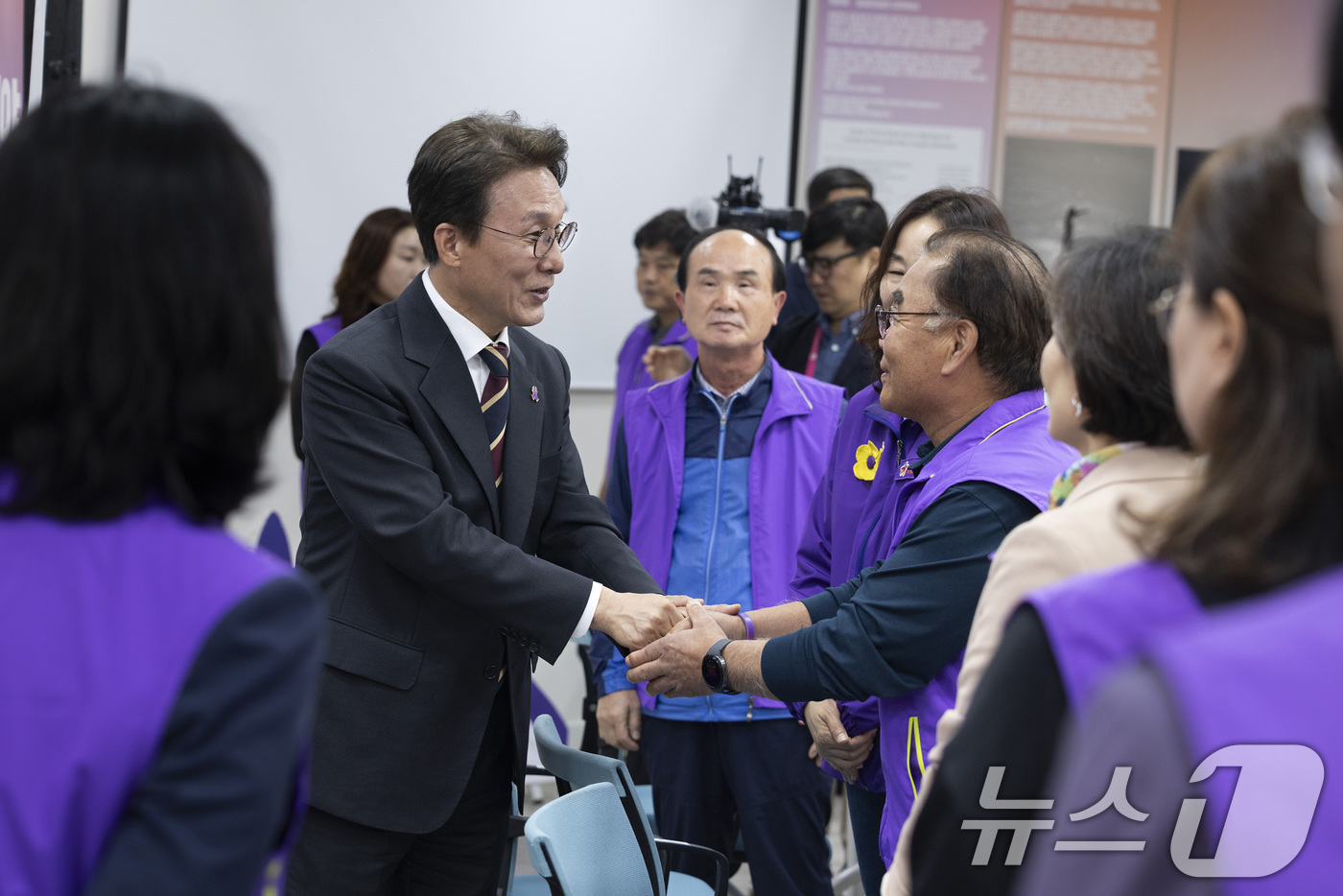 (서울=뉴스1) 청사사진기자단 = 김민석 국무총리가 20일 오후 이태원 참사 3주기를 앞두고 서울 종로구 적선현대빌딩에 있는 ‘별들의 집’을 방문해 10·29 이태원 참사 유가족협 …