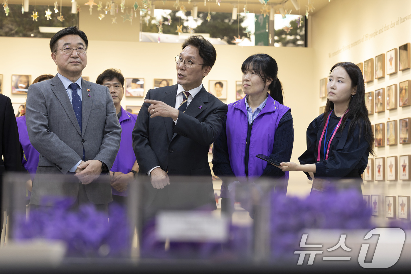 (서울=뉴스1) 청사사진기자단 = 김민석 국무총리(왼쪽 두번째)가 윤호중 행정안전부 장관과 함께 20일 오후 이태원 참사 3주기를 앞두고 서울 종로구 적선현대빌딩에 있는 ‘별들의 …