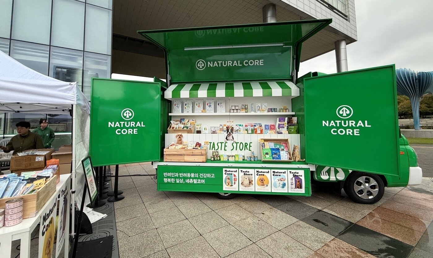 본문 이미지 - 1200여 종 다양한 제품을 선보인 네츄럴코어 푸드트럭(업체 제공) ⓒ 뉴스1