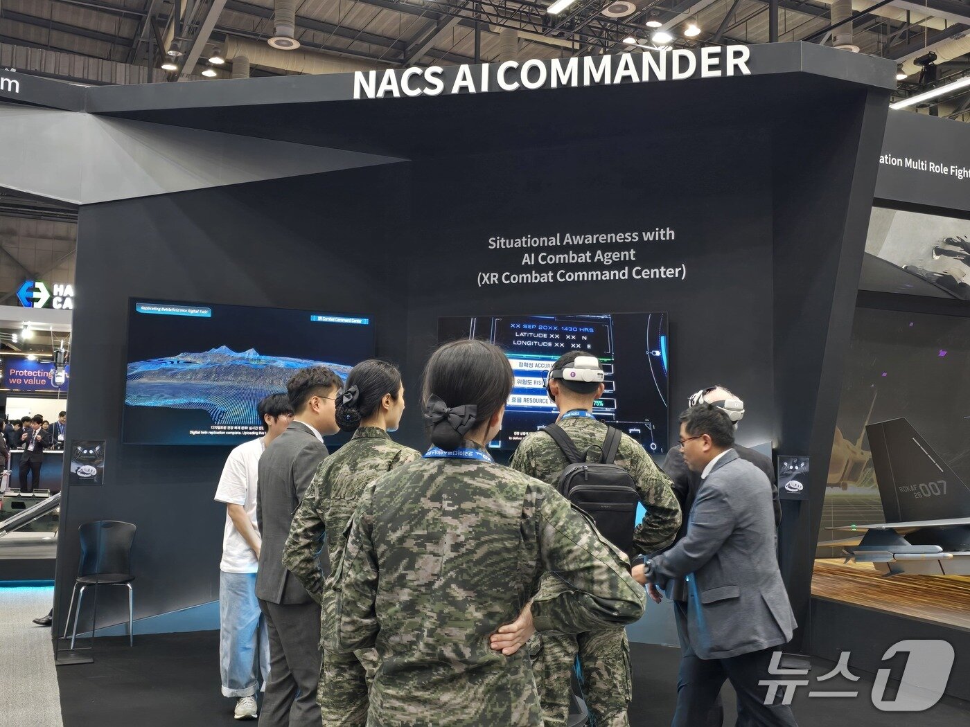 본문 이미지 - 20일 일산 킨텍스에서 열린 &#39;서울 국제 항공우주 및 방위산업 전시회&#40;ADEX&#41; 2025&#39; 한국항공우주산업&#40;KAI&#41; 전시장 내 차세대공중전투체계&#40;NACS&#41;를 체험해 볼 수 있는 공간에 관람객들이 모여있는 모습. 2025.10.20/뉴스1 ⓒ News1 양새롬 기자