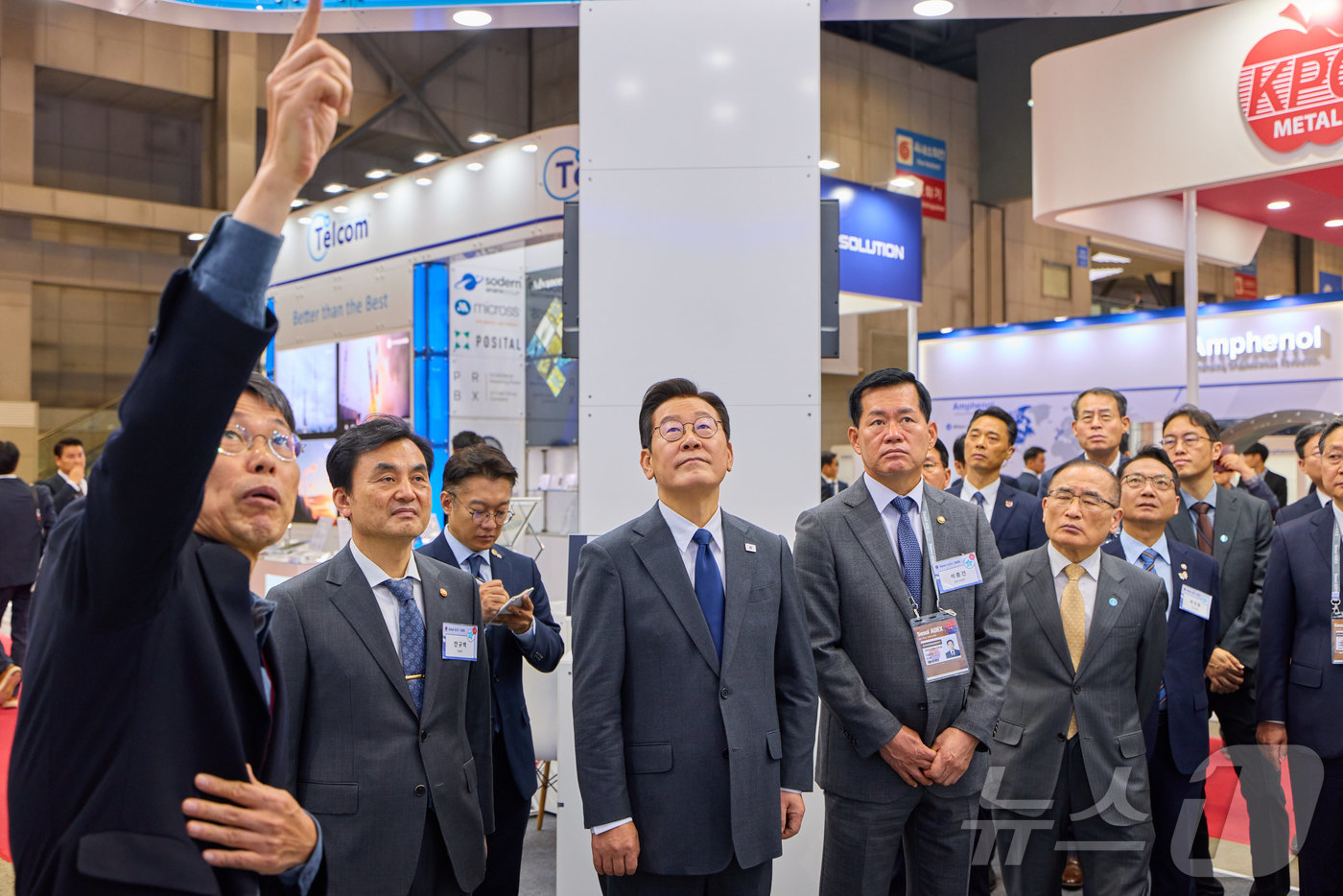 (서울=뉴스1) 이재명 기자 = 이재명 대통령이 20일 경기 고양시 일산서구 킨텍스에서 열린 서울 ADEX 2025(서울 국제 항공우주 및 방위산업 전시회 2025)를 찾아 관계자 …