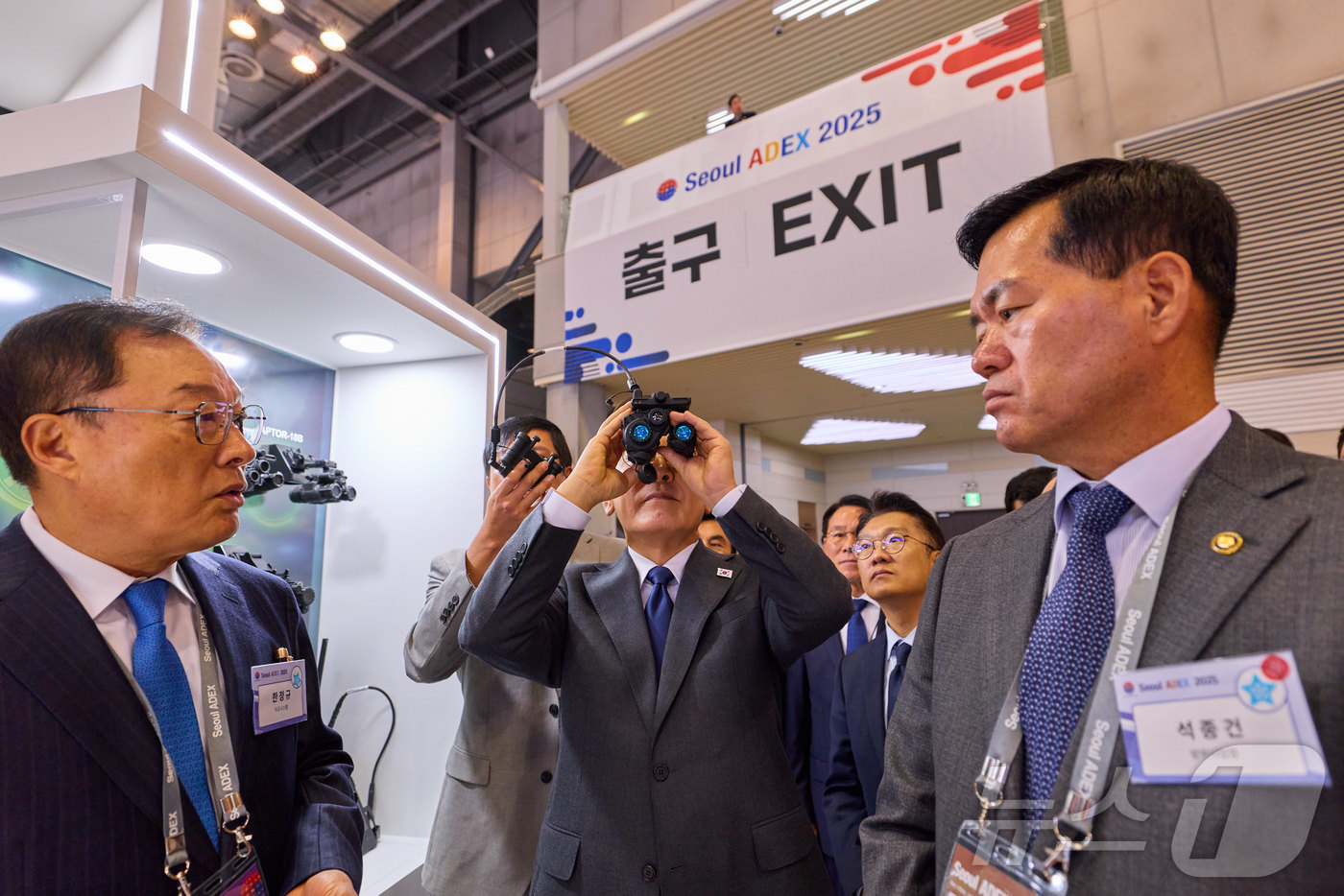 (서울=뉴스1) 이재명 기자 = 이재명 대통령이 20일 경기 고양시 일산서구 킨텍스에서 열린 서울 ADEX 2025(서울 국제 항공우주 및 방위산업 전시회 2025)를 찾아 군용 …