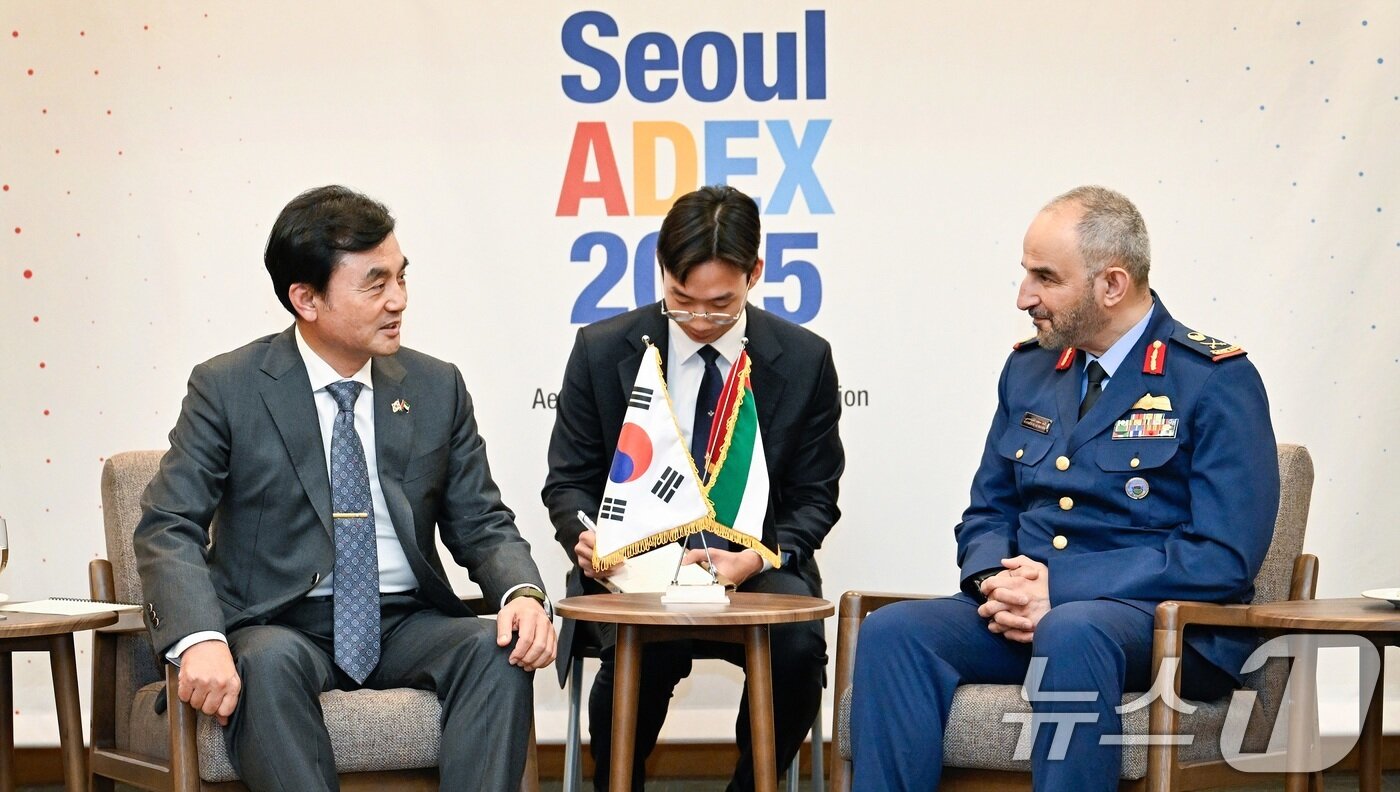 본문 이미지 - 안규백 국방부 장관이 20일 경기 고양시 킨텍스에서 라시드 모하메드 알 샴시 UAE 공군방공사령관을 접견하고 있다. &#40;국방부 제공. 재판매 및 DB 금지&#41; 2025.10.20/뉴스1