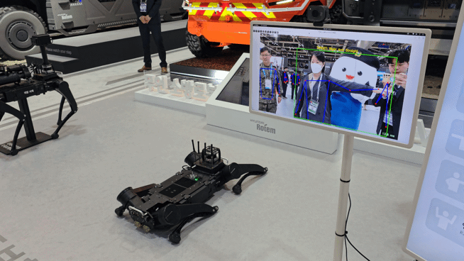 본문 이미지 - 20일 일산 킨텍스에서 열린 서울 국제 항공우주 및 방위산업 전시회&#40;ADEX&#41; 2025&#39; 현대로템과 현대위아, 기아 합동 부스에서 현대로템의 &#39;AI 다족보행로봇&#39;이  기자의 &#39;오른팔 쭉 뻗기&#39;에 따라 일어나고 있는 모습. 2025.10.20/뉴스1 ⓒ News1 양새롬 기자