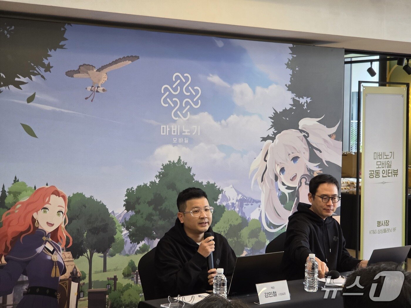 본문 이미지 - 강민철 넥슨 마비노기 모바일 사업실장&#40;왼쪽&#41;과 이진훈 데브캣 마비노기 모바일 디렉터 2025.10.20/뉴스1 ⓒNews1 김정현 기자