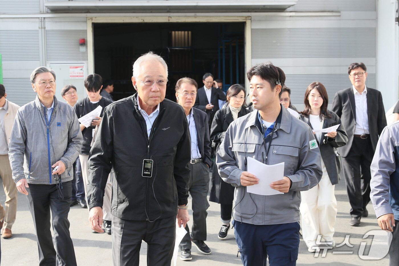 본문 이미지 -  류진 한경협 회장이 20일 경기도 평택에 있는 경영자문 우수기업 ㈜청우코아를 방문해 제조시설을 둘러보고 있다. 류 회장은 현장의 목소리를 듣고 수출 확대와 ESG경영 구축 성과를 거둔 ㈜청우코아 임직원의 노고를 격려했다. (사진제공 = 한경협)