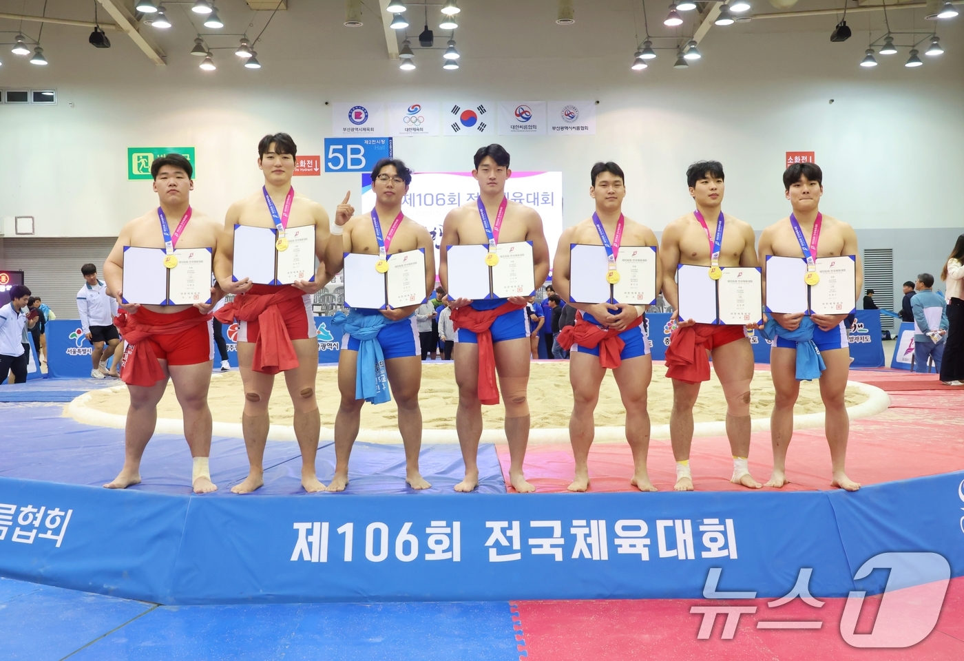 (서울=뉴스1) = 20일 부산 벡스코에서 열린 '제106회 전국체육대회' 남자 대학부 개인전 체급별 우승 선수들이 기념 촬영을 하고 있다.왼쪽부터 이혁준, 송영천, 김민규, 고민 …