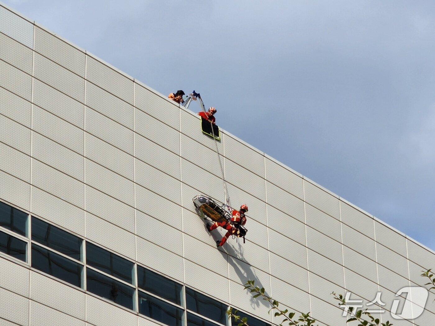 본문 이미지 - 20일 서울 강남구 코엑스 건물 외벽을 타고 소방 대원이 '수직 하강 구조법'을 시연하고 있다. 2025.10.20/ⓒ 뉴스1 권진영 기자