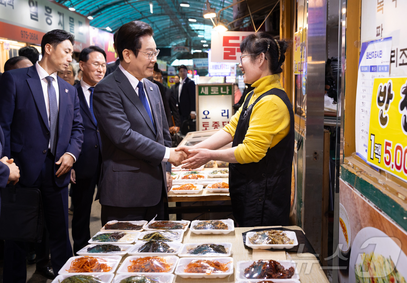 (서울=뉴스1) 이재명 기자 = 이재명 대통령이 20일 경기도 고양시 일산서구 일산시장을 찾아 상인과 인사를 나누고 있다. (대통령실 제공. 재판매 및 DB 제공) 2025.10. …