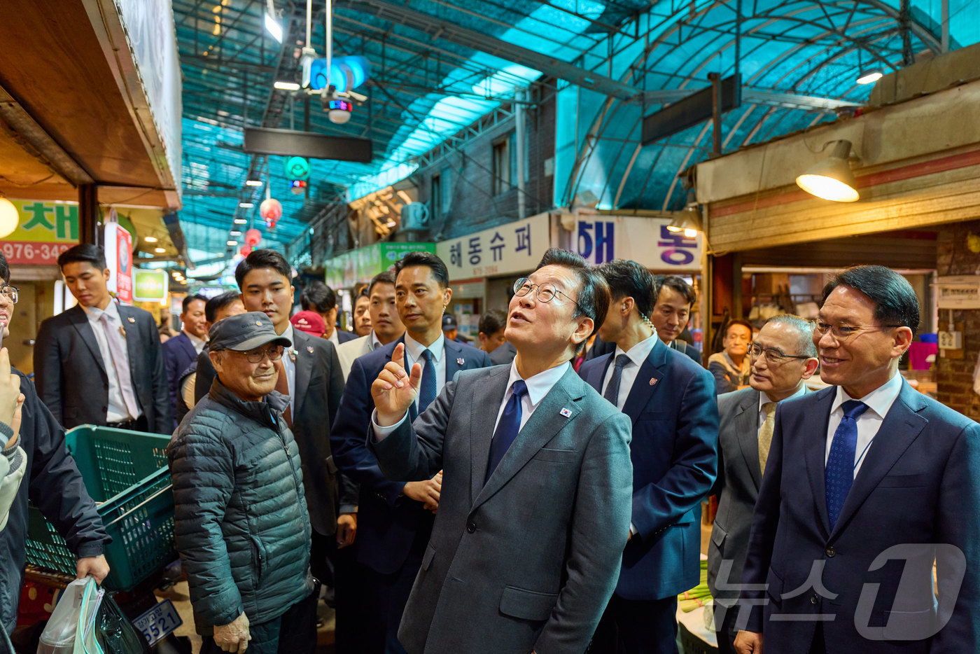 (서울=뉴스1) 이재명 기자 = 이재명 대통령이 20일 경기도 고양시 일산서구 일산시장을 둘러보고 있다. (대통령실 제공. 재판매 및 DB 제공) 2025.10.20/뉴스1