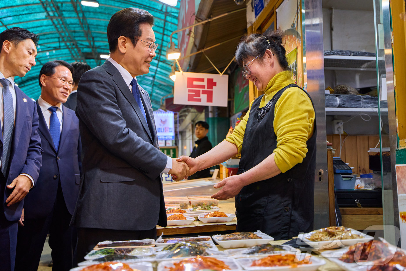 (서울=뉴스1) 이재명 기자 = 이재명 대통령이 20일 경기도 고양시 일산서구 일산시장을 찾아 상인과 인사를 나누고 있다. (대통령실 제공. 재판매 및 DB 제공) 2025.10. …